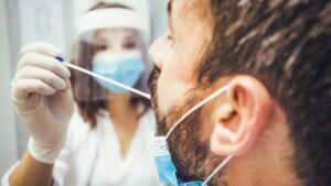Cosa cambia a lavoro per Green Pass e tamponi dal 1 aprile