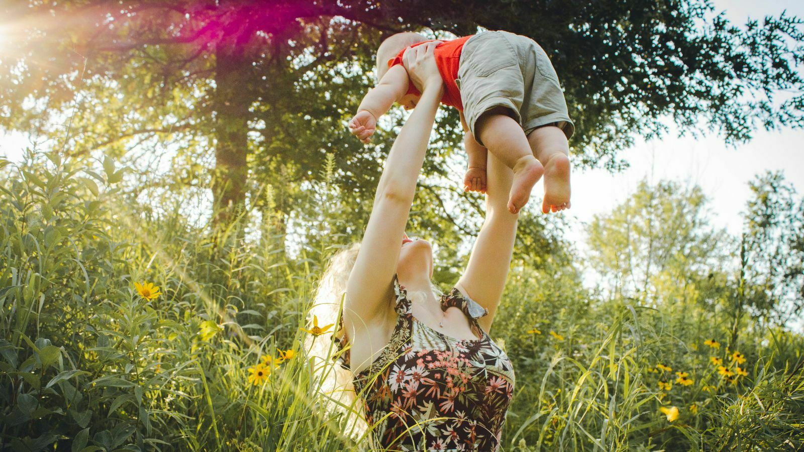 Sgravi contributivi per le neo mamme: la guida Inps
