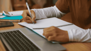 Adulto che segue corsi di formazione gratuiti online tramite il programma GOL di Time Vision