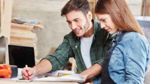 Giovani professionisti in formazione durante un percorso di apprendistato finanziato nel Lazio.