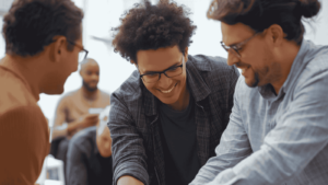 Collaborazione in ufficio tra un tutor aziendale e un giovane nell'ambito dei tirocini finanziati Comune di Napoli.