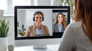 Professionista seduto davanti a un laptop durante un colloquio di lavoro online con inquadratura corretta