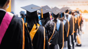 Professionista che segue un Master Executive Online focalizzato sul management aziendale