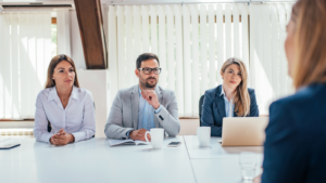 Professionista HR che gestisce un team digitale dopo un Master HR online con placement