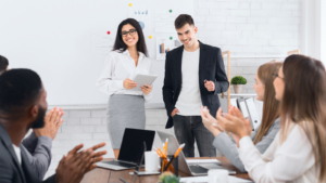 Imprenditore che accoglie nuovi talenti grazie alla formazione finanziata nuove assunzioni 2026 e l'Avviso FonARCom