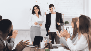 Due professionisti in Campania che guardano verso il futuro della loro azienda grazie agli incentivi assunzioni Campania 2026.