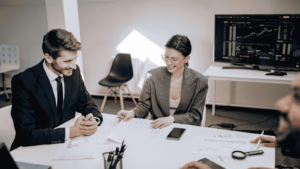 Imprenditore del Sud Italia che pianifica la crescita aziendale grazie ai 50 milioni del fondo MIMIT per la formazione finanziata PMI Mezzogiorno.