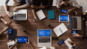 Giovane neolaureato che inizia uno stage garantito in azienda dopo un Master Time Vision
