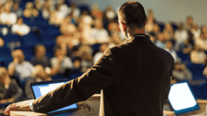 Dipendente pubblico che ottiene una promozione grazie al master di primo livello in pubblica amministrazione digitale