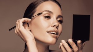 Studentessa che applica tecniche di make up professionale durante il corso gratuito GOL a Milano