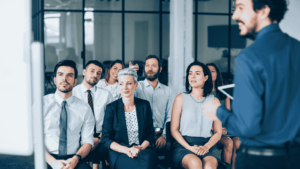 Imprenditore e Consulente del Lavoro discutono i vantaggi della formazione finanziata 2026 per la crescita aziendale.