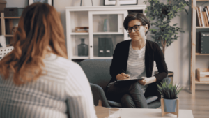 Donne che partecipano a una sessione di orientamento al lavoro a Castellammare di Stabia con il progetto Donna in Progress.