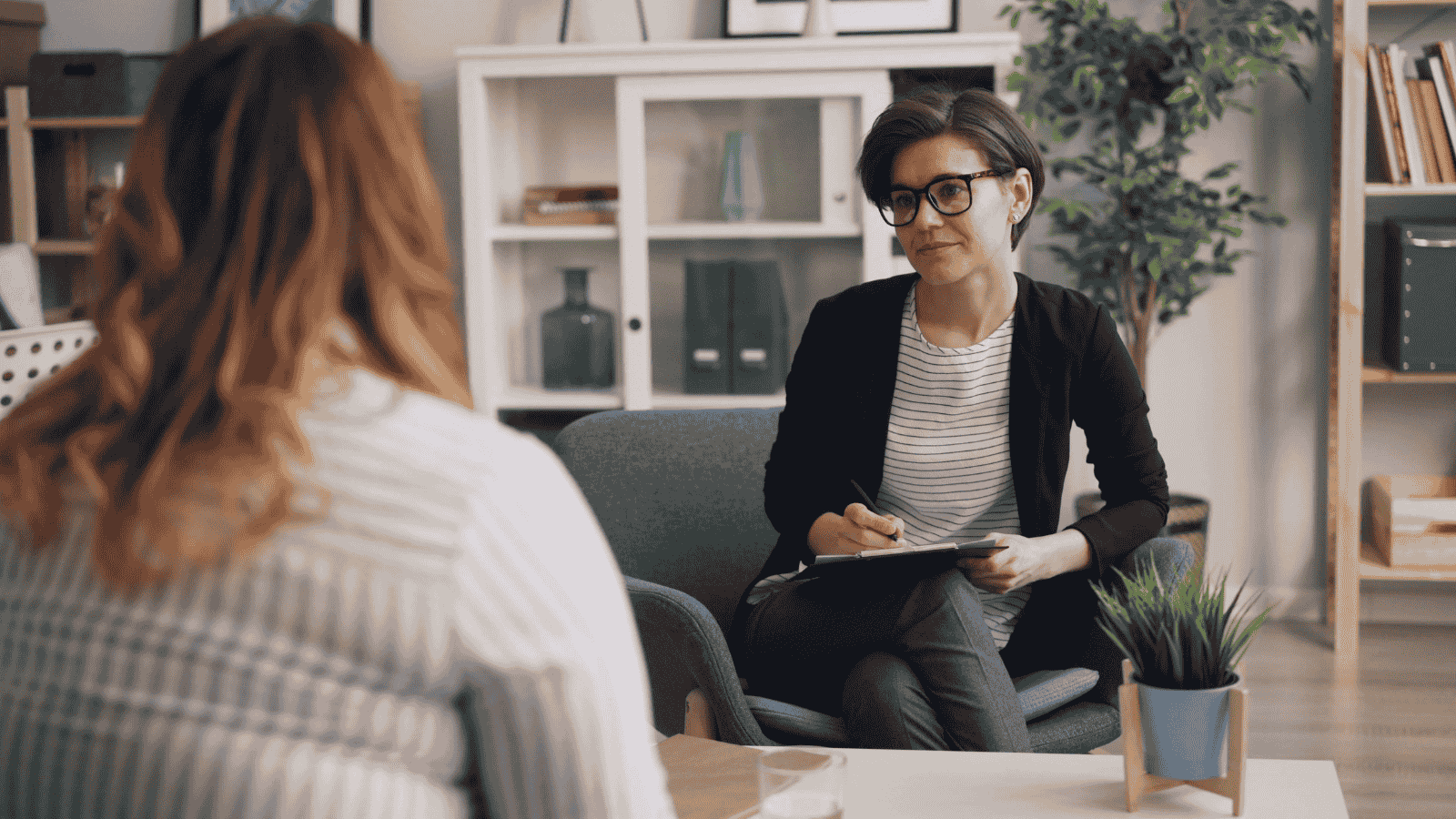 Donne che partecipano a una sessione di orientamento al lavoro a Castellammare di Stabia con il progetto Donna in Progress.