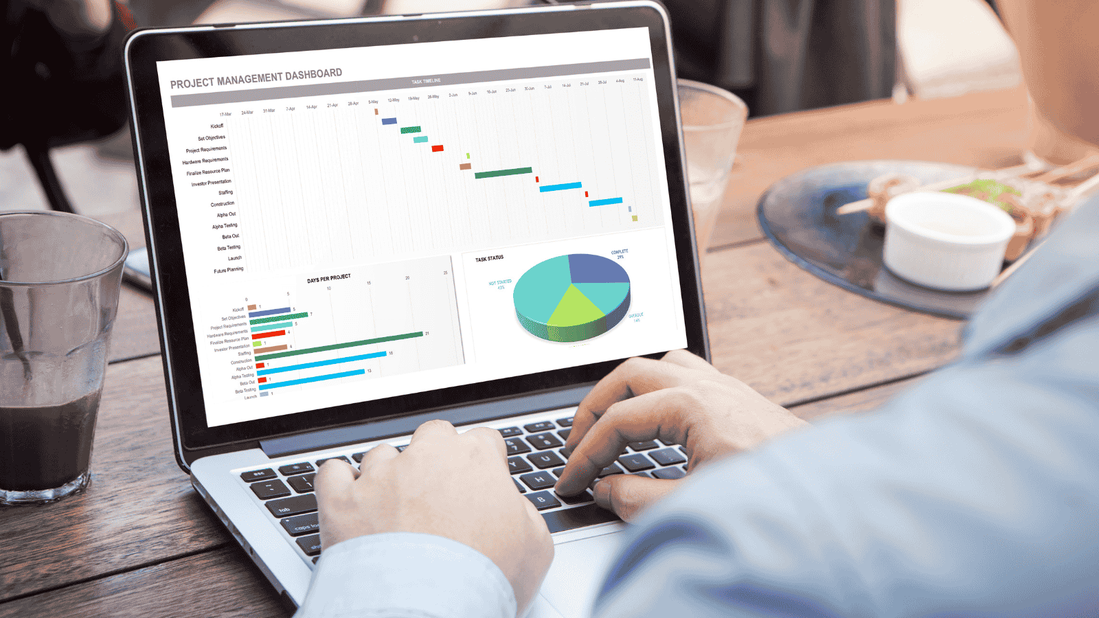Studente a Milano che utilizza un database complesso durante il corso excel avanzato gratuito Lombardia finanziato dal programma GOL.