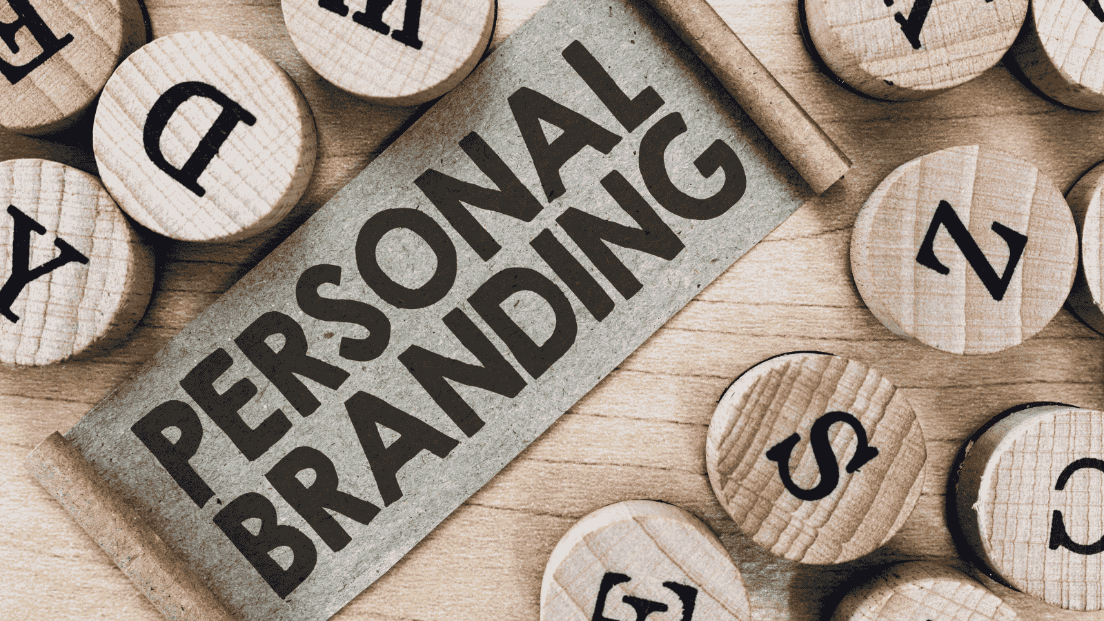 Persona che cura il proprio profilo professionale digitale durante un corso gratuito Personal Branding Lazio 2026