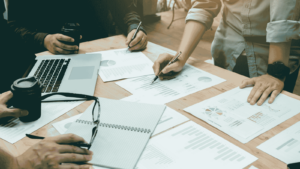 HR Manager lombardo che analizza la Dote Impresa Collocamento Mirato 2025-2026 per pianificare l'assunzione di persone con disabilità