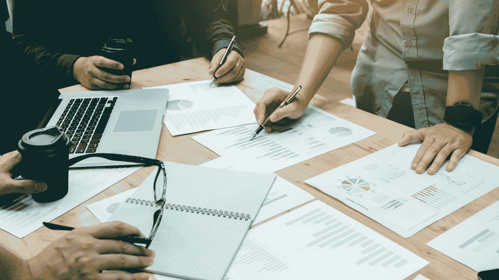 HR Manager lombardo che analizza la Dote Impresa Collocamento Mirato 2025-2026 per pianificare l'assunzione di persone con disabilità