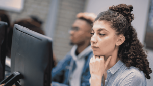 Neo laureato segue un percorso dei corsi alta specializzazione post laurea al computer nel 2026