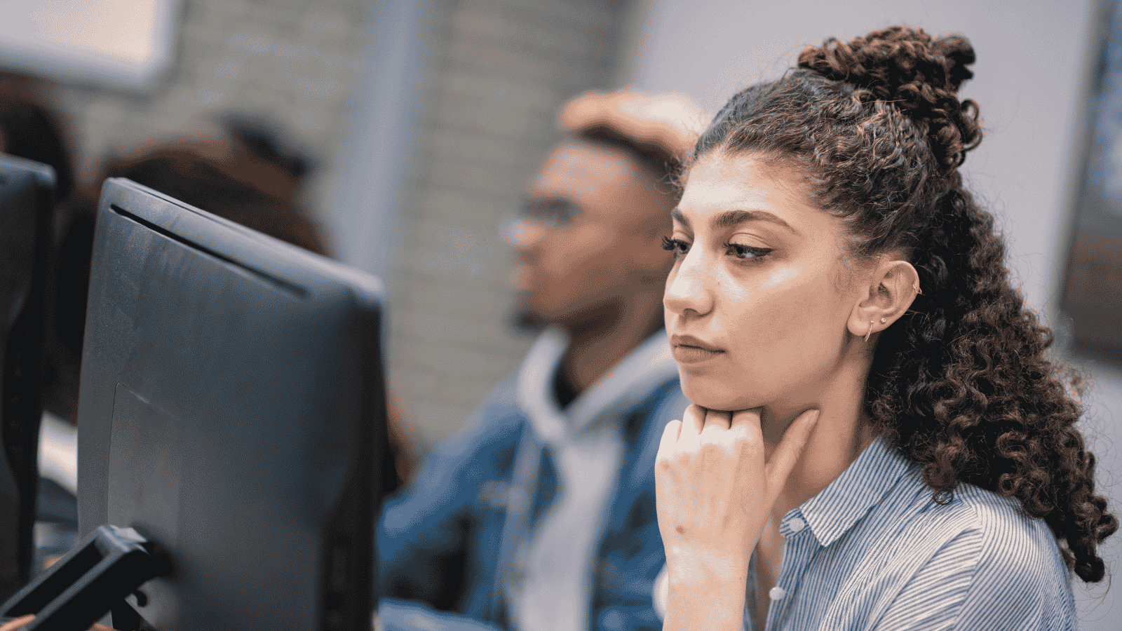 Neo laureato segue un percorso dei corsi alta specializzazione post laurea al computer nel 2026