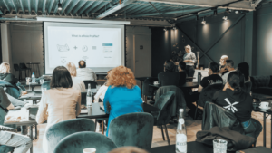 Giovane NEET partecipa a laboratorio AI gratuito Re-Connect Lombardia 2026 a Milano