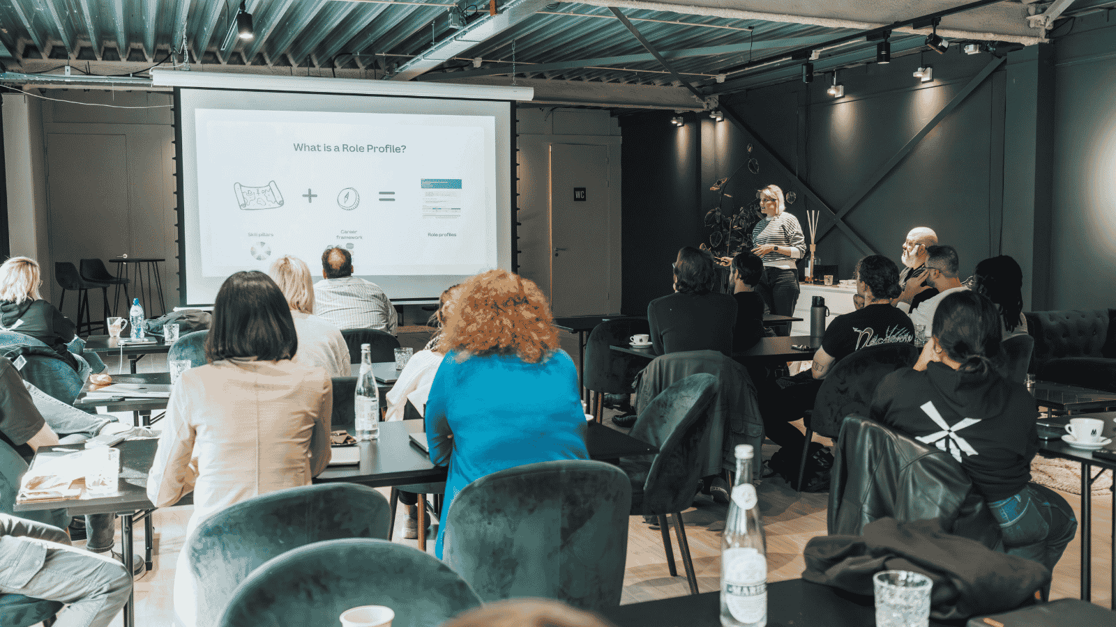 Giovane NEET partecipa a laboratorio AI gratuito Re-Connect Lombardia 2026 a Milano