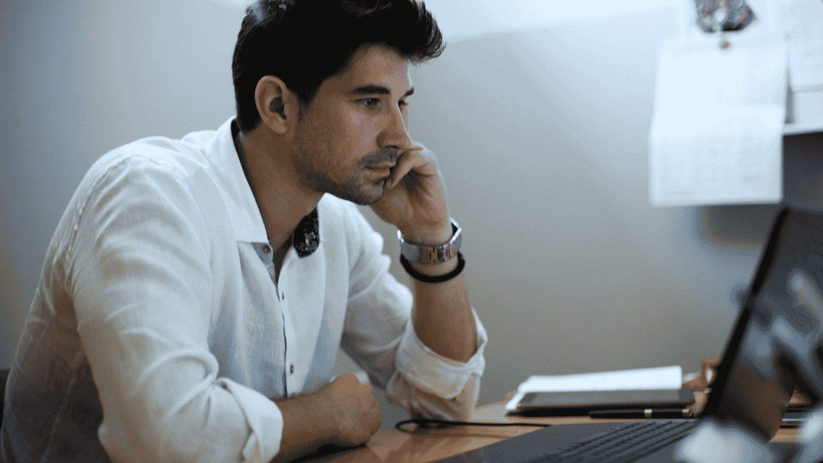 Giovane under 35 segue le ore di lezione online del corso mettersi in proprio gratuito al computer nel 2026