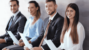 Persona disoccupata segue una sessione di orientamento lavoro gratuito Puglia al computer in una sede accreditata nel 2026