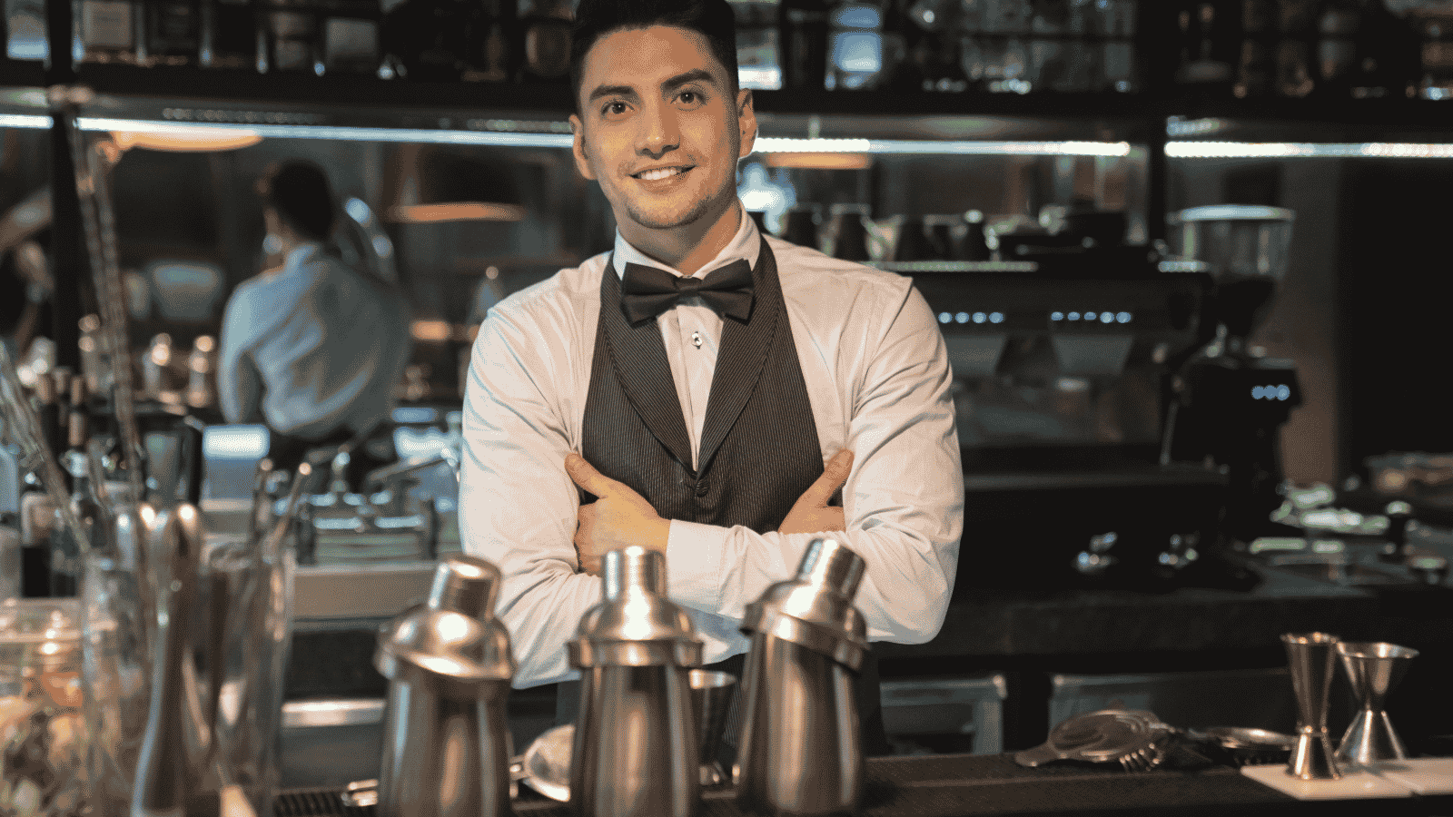 Aspirante bartender segue corso gratuito DIL Lombardia 2026 in aula Time Vision