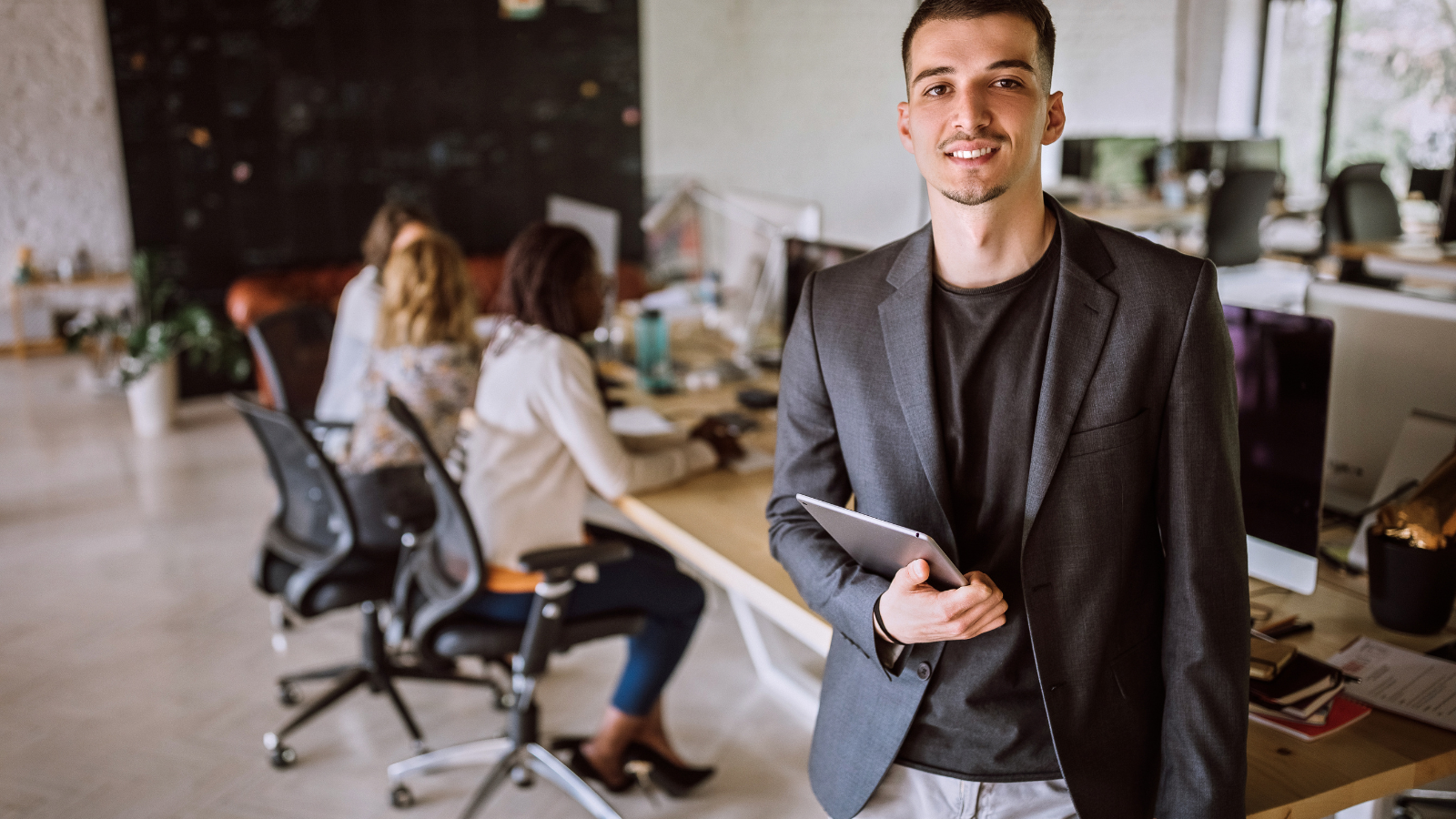 Giovane under 35 costruisce il business plan nel corso gratuito mettersi in proprio Time Vision