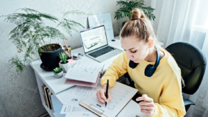Donna di Castellammare prepara il CV con consulente Donna in Progress per ottenere un colloquio di lavoro 2026