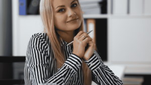 "Giovane NEET lombardo inizia tirocinio in azienda con indennità Re-Connect Lombardia 2026