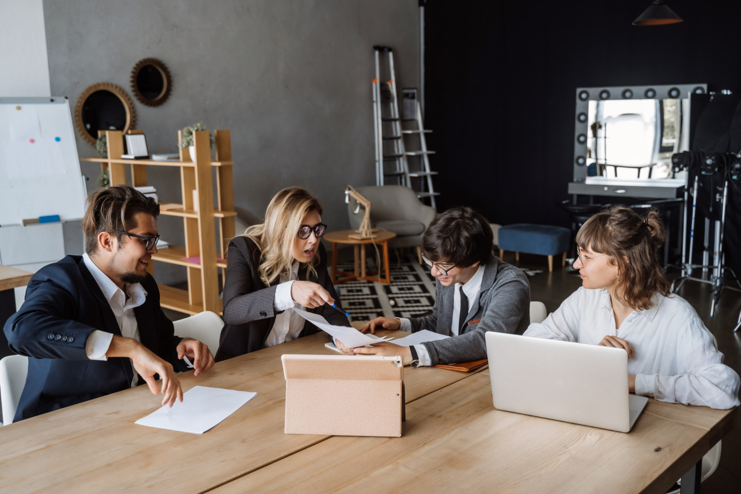 Giovani professionisti in un ambiente urbano del Sud Italia